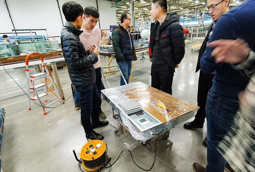 围围壁思，智联节能”---技术演示与案例揭秘上午九时开始，交流会在森鹰产品实验与运营服务中心举行。森鹰研发人员先向康平空调团队进行了“高屋面节能机组及其与被动围护结构的匹配优化”的主题演示。演示中，森鹰通过实际的数据测量、实测围护结施工条件下的定制化送风模拟、机组呼吸性调控实际场景再现等数据立体呈现，阐释了新系统对现行智联空气控制设备恒温恒响目标的协同优势。例如在现场，他们展示了位于被动窗附近实时空气湖流态问题的分析与流调节方法微应用效果。又详细对比介绍研究了余湿热回收再补蒸汽极细化状态窗口效应下能源利用